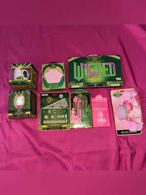 Ariana Grande Wicked Collectors Set / Ariana Grande Merch Bundle / Wicked Bundle